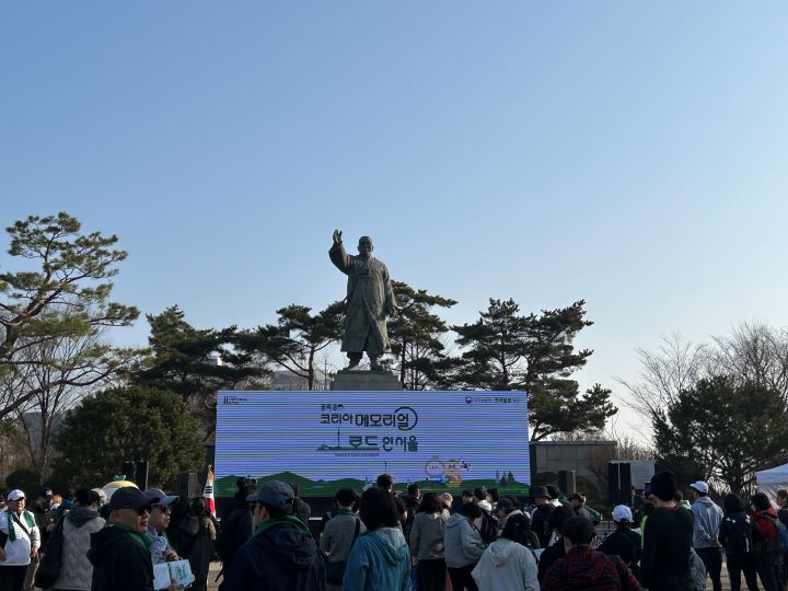 사람들로 가득 찬 남산 백범광장