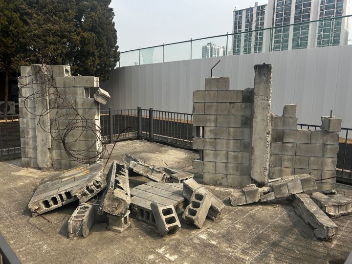 실제 허물어진 담장 '용산의 담장'의 모습.