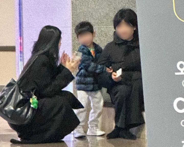 세 아이와 함께 미술관에 방문한 한 학부모와의 인터뷰 사진