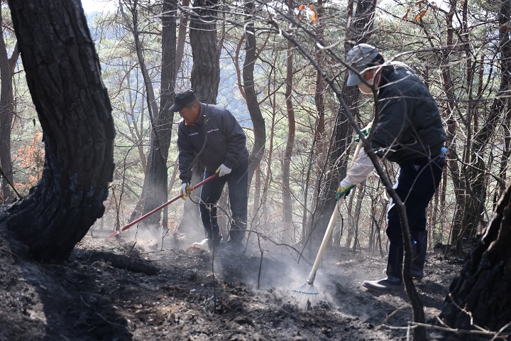 29일 오전 경북 의성군 사곡면 신감리 한 야산에서 마을 주민들이 잔불 진화를 하고 있다. 2025.3.29(저작권자(c) 연합뉴스, 무단 전재-재배포 금지)
