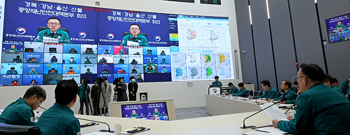 이한경 행정안전부 재난안전관리본부장이 세종시 정부세종청사에서 열린 울산·경북·경남 산불대응 중앙재난안전대책본부 회의를 주재하며 발언을 하고 있다. 2025.3.31 (ⓒ뉴스1, 무단 전재-재배포 금지)