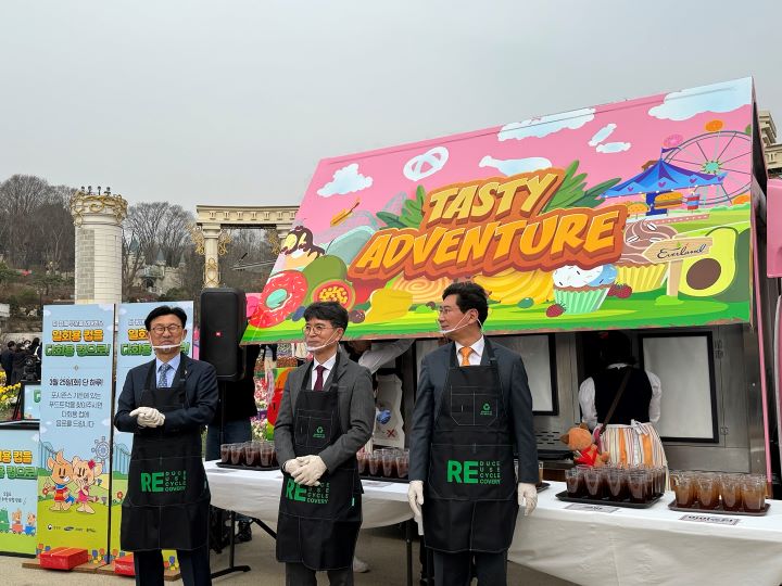 음료 나눔 행사 전 김완석 환경부 장관과 이상일 용인특례시장, 정해린 삼성물산 리조트 부문 대표가 일상 속 일회용 컵 사용 줄이기 실천을 알리고 있다.