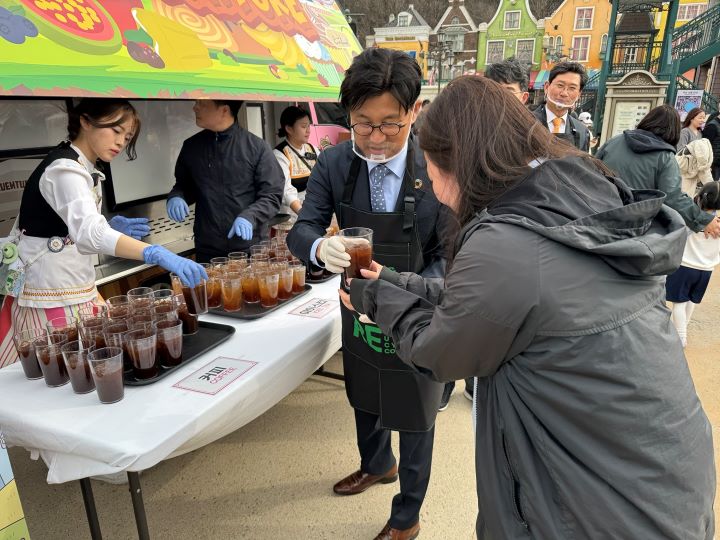 음료 나눔 행사에 참여하여 직접 다회용 컵에 음료를 받아 보았다.
