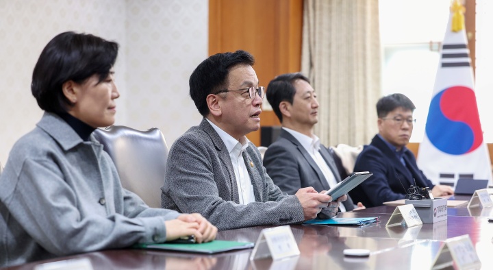 최상목 경제부총리 겸 기획재정부 장관이 30일 서울 종로구 정부서울청사에서 열린 긴급현안 관련 경제관계장관간담회에서 모두발언을 하고 있다. (ⓒ뉴스1, 무단 전재-재배포 금지)