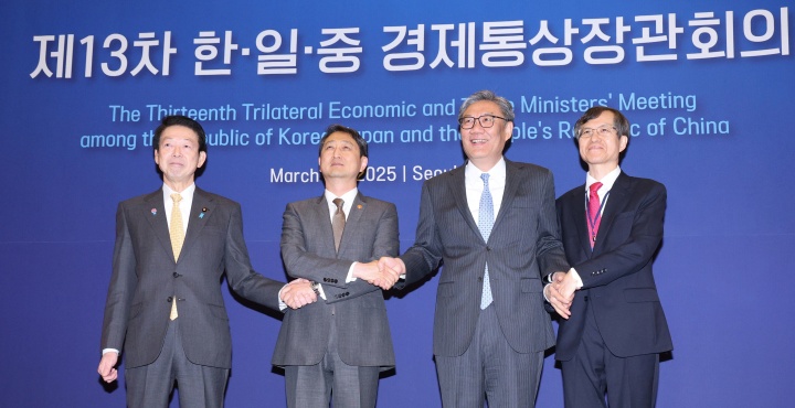 안덕근 산업부 장관(왼쪽 두 번째)이 30일 오전 서울 중구 대한상공회의소에서 열린 제13차 한·일·중 경제통상장관회의에서 참석자들과 기념 촬영을 하고 있다. 왼쪽부터 무토 요지 일본 경제산업성 대신, 안 장관, 왕 원타오 중국 상무부 부장, 이희섭 한일중 3국 협력 사무국 사무총장. (ⓒ뉴스1, 무단 전재-재배포 금지)