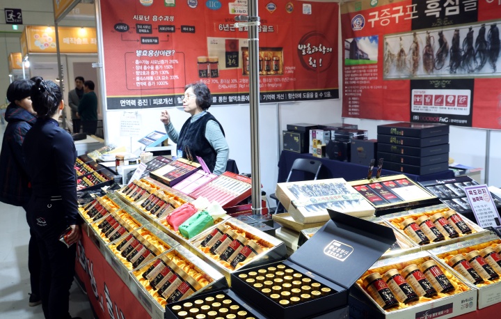 서울 강남구 코엑스에서 열린 제9회 서울 건강산업박람회에서 관람객들이 제품을 체험해 보고 있다. 2025.1.22. (ⓒ뉴스1, 무단 전재-재배포 금지)
