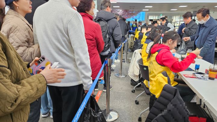 긴 줄이 몇 겹씩 늘어서 차례를 기다리는 환급 처리 대기자들