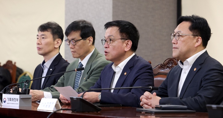 미 상호관세 발표에 거시경제금융현안간담회 주재하는 F4. 이복현 금융감독원장(왼쪽부터), 이창용 한국은행 총재, 최상목 경제부총리 겸 기획재정부 장관, 김병환 금융위원장.  2025.4.3. (ⓒ뉴스1, 무단 전재-재배포 금지)