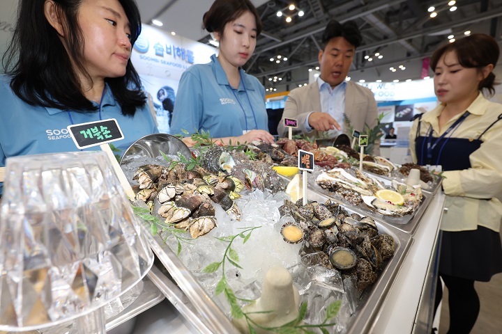 부산 해운대구 벡스코 제1전시장에서 열린 2024 부산국제수산엑스포'(BISFE 2024) 행사장에서 관람객들이 나잠어업 등으로 어획한 신선한 수산물을 살펴보고 있다.2024.11.6(저작권자(c) 연합뉴스, 무단 전재-재배포 금지)