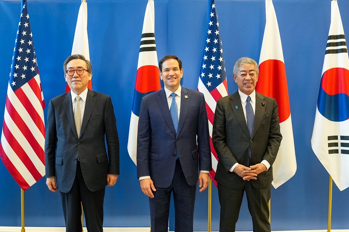 조태열 외교부 장관은 지난 3일(현지시간) 북대서양조약기구(NATO·나토) 외교장관회의 참석을 계기로 마코 루비오 미국 국무장관(가운데), 이와야 다케시 일본 외무상(오른쪽)과 만나 한미일 외교장관회의를 가졌다.(사진=외교부 제공)