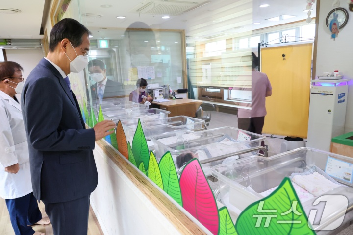 한덕수 대통령 권한대행 국무총리가 29일 오전, 전남 광양의 유일한 분만 산부인과인 광양 미래여성의원 방문, 의료진을 격려하고 산모들을 응원했다. 2024.11.29. (ⓒ뉴스1, 무단 전재-재배포 금지)