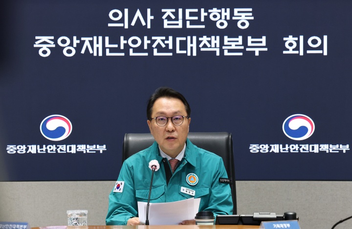 박민수 중앙재난안전대책본부 제1총괄조정관(보건복지부 제2차관)이 3일 오전 서울 종로구 정부서울청사에서 열린 의사 집단행동 중앙재난안전대책본부 회의에서 모두발언을 하고 있다. 2025.4.3. (ⓒ뉴스1, 무단 전재-재배포 금지)