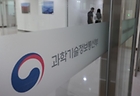 과기정통부와 산업부가 소재 데이터 개방 협력으로 AI 기반 소재 연구개발 활성화에 나선다.