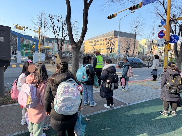 사촌 동생의 등굣길을 함께해봤다. 생각보다 많은 학부모가 등굣길을 함께하고 있었는데, 이유를 물어보니 '아이의 안전'이 대부분이었다.