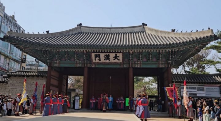 덕수궁의 정문 '대한문'을 지나며 시작되는 궁궐 탐방의 시작, 사진은 수문장 교대식 장면.