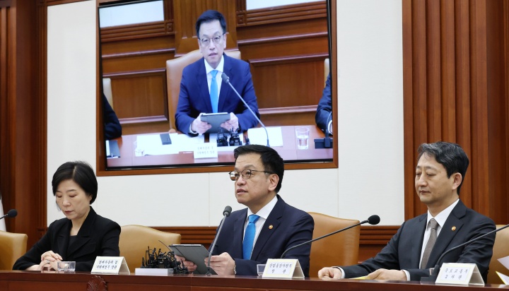 최상목 경제부총리 겸 기획재정부 장관이 9일 서울 종로구 정부서울청사에서 열린 경제관계장관회의 겸 산업경쟁력강화 관계장관회의에서 모두발언을 하고 있다. (ⓒ뉴스1, 무단 전재-재배포 금지)
