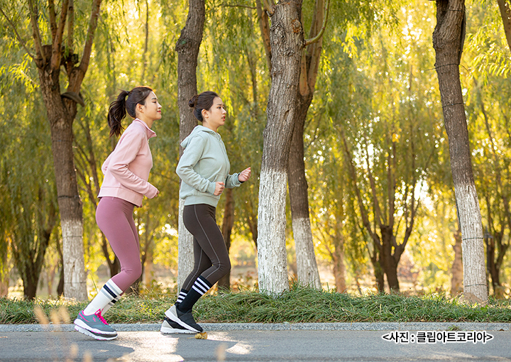 달리기하는 여자들의 모습.