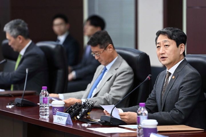 안덕근 산업부 장관이 10일 서울 종로구 한국무역보험공사에서 열린 '통상 리스크 대응을 위한 반도체 업계 간담회'를 주재하고 있다. (ⓒ뉴스1, 무단 전재-재배포 금지)