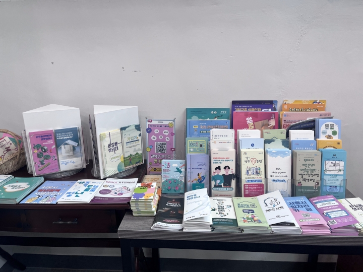 청년 주거, 심리, 진로 등 다양한 주제의 정책 안내자료들이 한눈에 보기 쉽게 비치돼 있다.