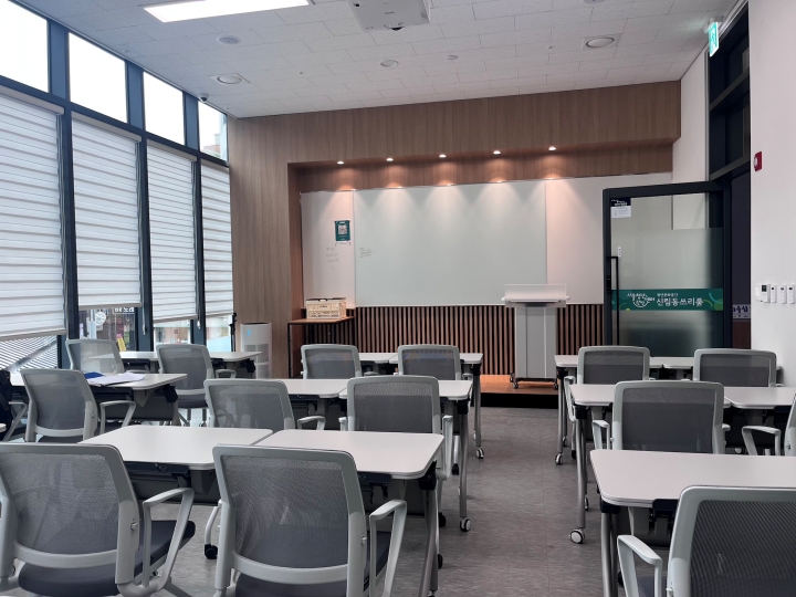 강의나 프로그램 진행을 위한 대관 공간은 밝고 쾌적한 환경을 자랑한다.