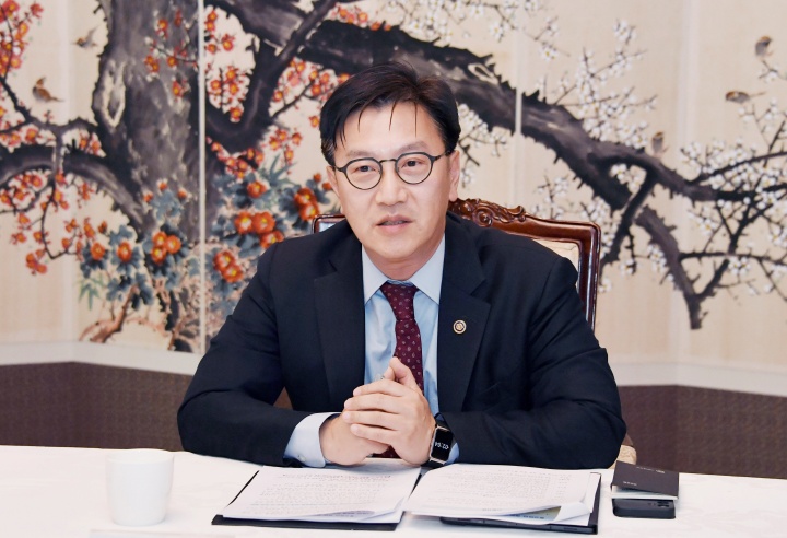 김범석 기획재정부 차관이 10일 오후 서울 종로구 정부서울청사에서 열린 '범정부 국내대응 전담반 회의'를 주재하고 있다. (ⓒ뉴스1, 무단 전재-재배포 금지)