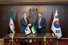 조태열 외교장관이 10일 시리아 다마스커스에서 아스아드 알-샤이바니(Asaad al-Shaibani) 시리아 외교장관과 '대한민국과 시리아 간 외교관계 수립에 관한 공동성명'에 서명 후 악수를 나누고 있다. (ⓒ뉴스1, 무단 전재-재배포 금지)