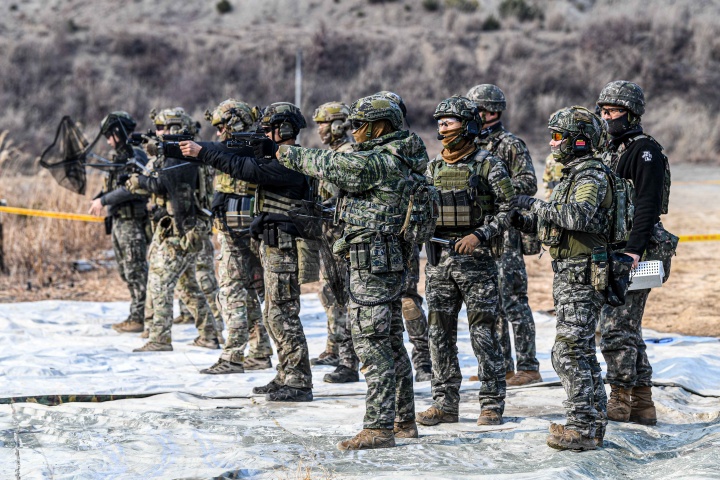 해병대 특수수색대대, 육군 특공연대와 특수전학교, 공군 특수임무대대 장병들이 보조화기인 권총(K-5, Glock) 사격 훈련을 하고 있다. 2025.1.22. (ⓒ뉴스1, 무단 전재-재배포 금지)