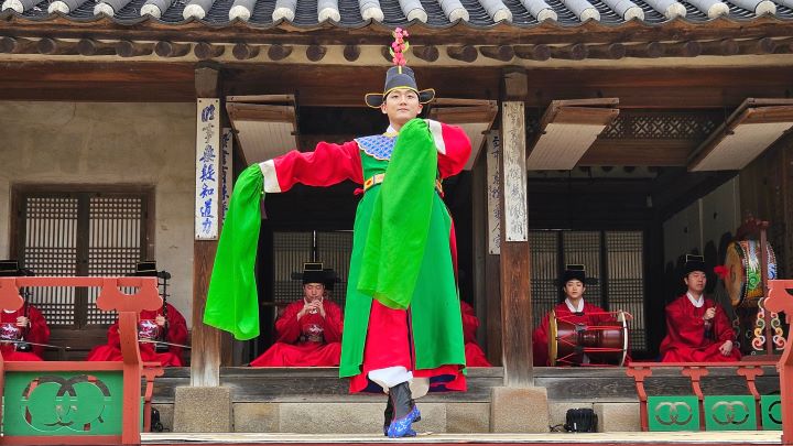 우아한 춤사위에서 나오는 장중함 '무산향'