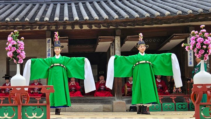 모란꽃과 무용수가 함께하는 '침향춘'