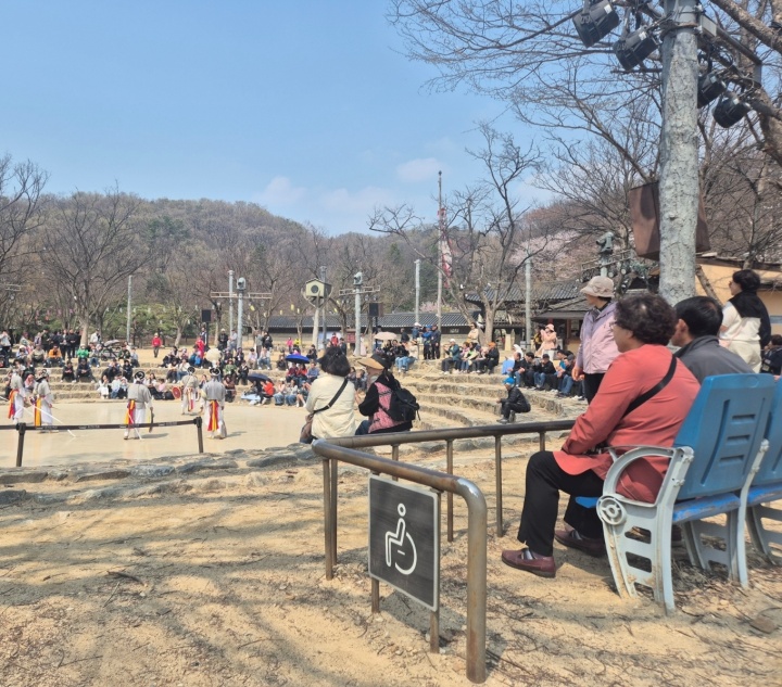 한국 민속촌 內 야외 공연장 휠체어 전용 관람 지정석 설치