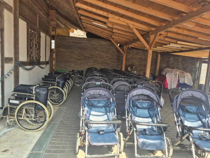 한국 민속촌 內 의무실 유모차 대여