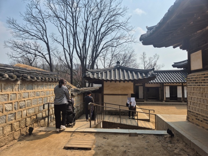 한국 민속촌 안전 손잡이 설치된 관아 접근 경사로 설치