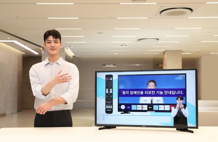 모델이 삼성스토어 대치점에서 시각·청각 장애인용TV '40형 풀HD 스마트 TV'를 소개하며 '간편하다'는 수어 동작을 하고 있다. 2024.4.23. (ⓒ뉴스1, 무단 전재-재배포 금지)