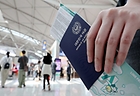 여권을 든 해외여행객이 인천국제공항 제1터미널 출국장에서 이동하고 있다.2024.7.1(ⓒ뉴스1, 무단 전재-재배포 금지)