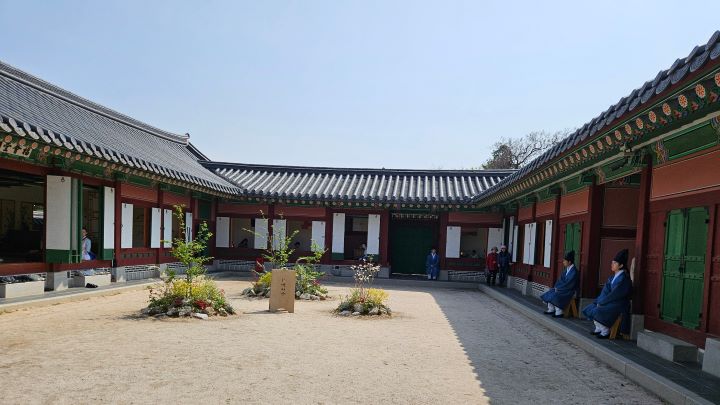 남성 궁인('차비')이 준비를 마치고 참여객을 기다리는 '생과방' 내부 구조는 'ㄷ'자 형태의 한옥 건물이다.