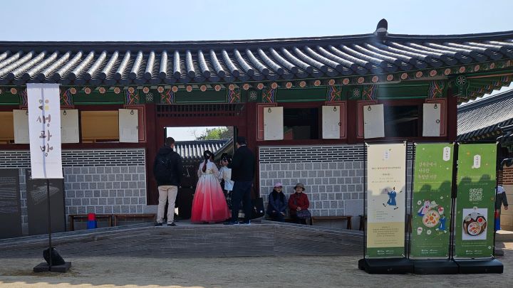 입구에서 '차비'(남성궁인)의 좌석 안내 차례를 대기 중인 참여객