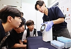 인천시 미추홀구 인하대학교 60주년 기념관에서 열린 인하대학교 청소년 진로박람회 '2024 With-I 진로 페스티벌'을 찾은 학생들이 세포 활성도 측정을 체험하고 있다.2024.7.12(사진=저작권자(c) 연합뉴스, 무단 전재-재배포 금지)
