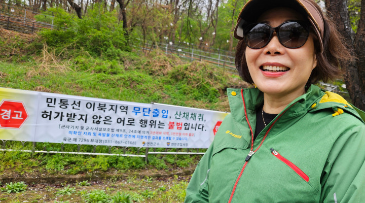 "전쟁은 결코 다시 일어나면 안되죠" 라고 인터뷰하는 주부