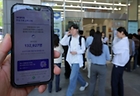금융위원회는 30일 'SKT 유심정보 유출 사고 관련 금융 유관기관 점검 회의'를 개최했다. 사진은 해킹 공격으로 가입자 유심 정보가 탈취된 SK텔레콤이 가입자 유심 무상 교체를 시작한 지난 28일 서울의 한 T월드 매장 앞에서 유심 교체 온라인 예약을 하고 있는 모습.(ⓒ뉴스1, 무단 전재-재배포 금지)