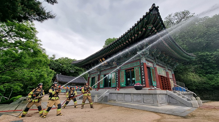 소방관이 지난해 부처님 오신 날 대비 경기도 전통사찰에서 현지 적응훈련을 하며 특별경계근무를 서고 있다.(사진=소방청 제공)