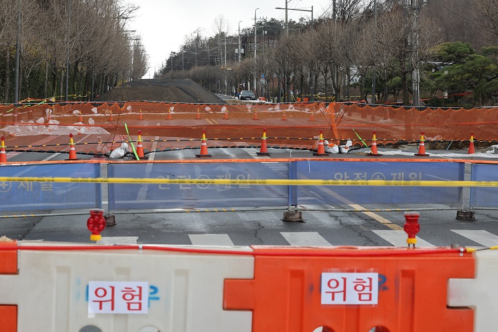싱크홀(땅 꺼짐) 사고가 발생한 서울 강동구 대명초등학교 인근 사거리에 시민들의 출입을 막는 안전펜스가 설치돼있다. 2025.3.30(저작권자(c) 연합뉴스, 무단 전재-재배포 금지)