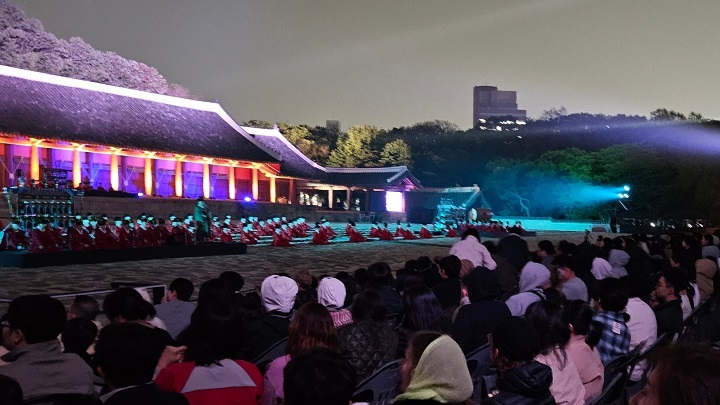 참관객의 기대감속에 본격적인 공연이 시작되기 직전의 정전 앞
