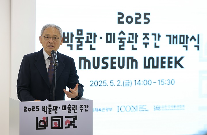 유인촌 문화체육관광부 장관이 2일 서울 은평구 사비나미술관에서 열린 '2025 박물관·미술관 주간' 개막식에서 축사를 하고 있다.(사진=문체부 제공)