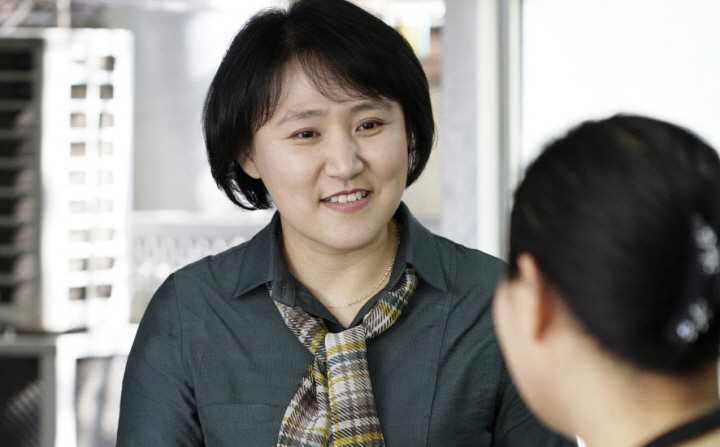과거 모 신문사의 주간지 기자로 활동했던 최00 선생님의 모습
