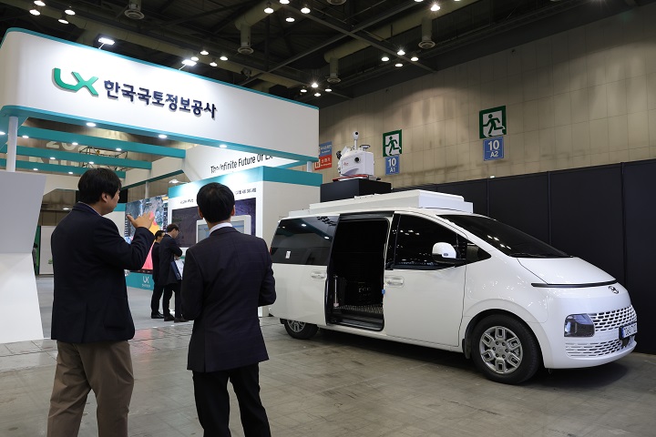 경기도 고양시 킨텍스에서 열린 K-GEO 페스타(구 스마트국토엑스포)에서 3차원 공간 정보를 수집하는 모바일 매핑 시스템 차량이 전시되어 있다.2024.11.6(저작권자(c) 연합뉴스, 무단 전재-재배포 금지)