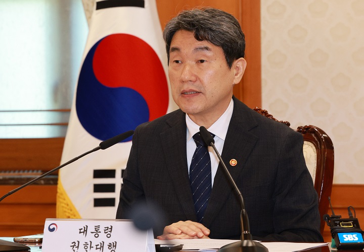 이주호 대통령 권한대행 부총리 겸 교육부 장관이 2일 정부서울청사에서 긴급 국가안전보장회의(NSC)를 하고 있다.(사진=저작권자(c) 연합뉴스, 무단 전재-재배포 금지)