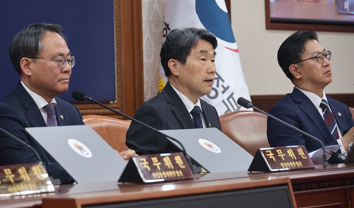 이주호 대통령 권한대행 부총리 겸 교육부 장관이 2일 정부서울청사에서 임시 국무회의를 하고 있다.사진=저작권자(c) 연합뉴스, 무단 전재-재배포 금지)