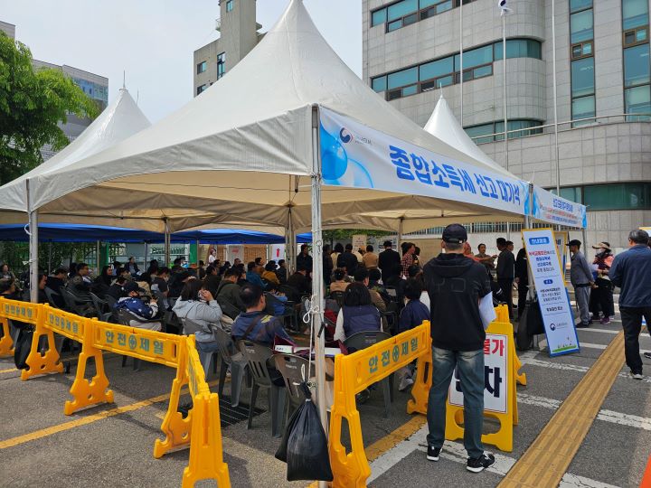 담당자는 신고기간 비대면 채널을 통한 신고를 권장했다. 종합소득세 신고 이틀째인 지난 5월 2일, 가까운 세무서에 방문했을 때 엄청난 대기인원을 확인할 수 있었다.