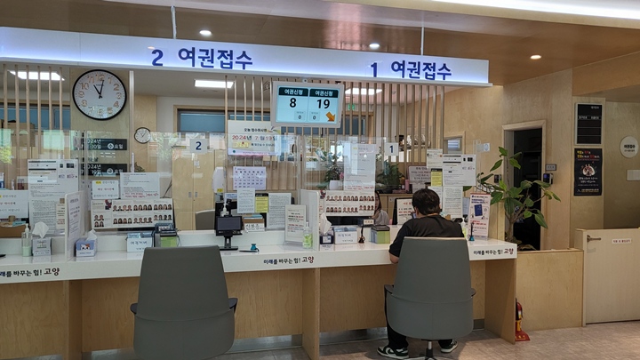 여권 우편배송 서비스를 사용하지 않으면 여권 발급소가 있는 구청이나 행정복지센터로 여권을 직접 수령하러 가야 한다.