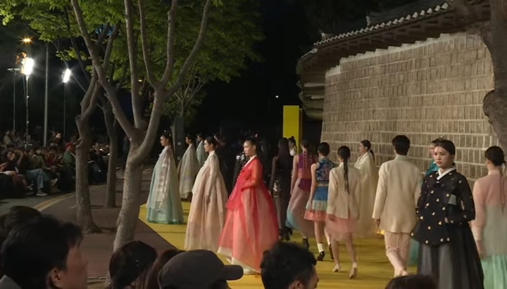 다양한 디자인의 모던한복을 볼 수 있었던 패션쇼는 저녁 늦게까지 한창 진행되었다.